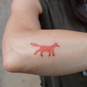 Tattoo by Victor Zabuga #VictorZabuga #besttattoos #best #small #tiny #minimal #fox #animal #color