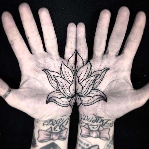 Tattoo by Diamante Murru #DiamanteMurru #besttattoos #best #linework #lotus #flower #floral #palmtattoos #palms