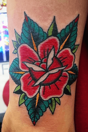 Rose from one of my flash sheets! #philadelphia #rose #colortattoo #tattooflash #traditionaltattoo #americana #color 