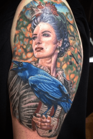 Victorian lady with raven on upper arm