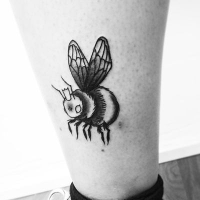 queen bee 🐝🍯🐝 --------- #aarhus #bee #beetattoo #queenbee #blackwork 