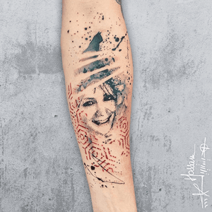 Marco has lost his girlfriend in a tragical accident, after that his cat has passed too , may their soul rest In Peace .. Thank you Marco for the absolute trust 🙏🏽❤️ you are such a strong man ❤️ #graphictattoo #amsterdamtattoo #portraittattoo #cattattoo #hossam.hysteria #hossam.tattoos #tattoohysteriaamsterdam