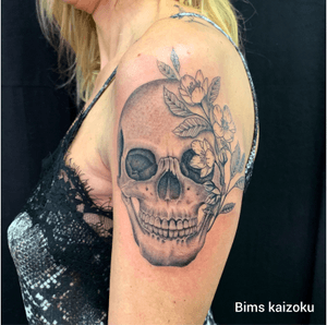 Allez pour changer un peu de finesse fait toujours du bien😊 crâne style cabinet de curiosités💀 #bims #bimstattoo #bimskaizoku #paris #paname #paristattoo #tatouage #cabinetdecuriosités #crane #skull #death #ink #inkedgirl #inked #blackandgrey #blackandgreytattoo #tattoo #tatt #tattoos #tatts #tatto #tattooed #tattos #tatted #tattrx #tattoostyle #tattooer #tattoolove #blacktattooart 