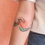 Tattoo by Nawon aka Take My Muse #Nawon #TakeMyMuse #hokusaisgreatwavetattoo #hokusaitattoo #greatwavetattoo #wavetattoo #Japanese #ukiyoe #ukiyoeprint #ocean #greatwaveoffkanagawa