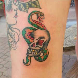 🐍💀#apprenticetattoo #apprentice #sailorjerryflash #sailorjerry #boldtattooart #boldwillhold #traditionalskull #traditionalsnake #tradtattoo #classictattoo #traditionaltattoo #tatsoul #fusionink #medtat #boldtattooart 