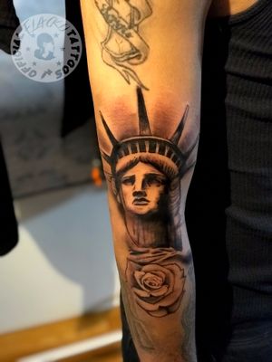 Statue of liberty portrait with Rose for filler.