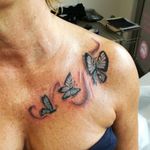 Marie... Mon premier tatouage réalisé entièrement !! Merci ! #papillons #butterflytattoo#tattoo #tattoofeminina #tatouagefemme#chesttattoo #3enfants #tatoueuse#elitetattoosupplies #eternalink #balmtattoo #dragonsbloodbutter