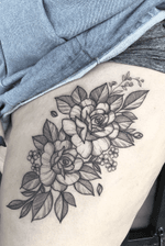Roses on thigh #tattoo#tattooartist#rose#rosetattoo#lasvegastattooartist#floral#floraltattoo#mta