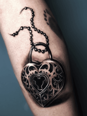 Heart Padlock of mickey mouse with necklace, took me about 3 and a half hours #heart #padlock #blackandgrey #realism #realistic #realismo #MickeyMouse #key #necklace 