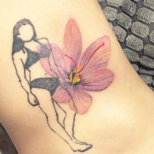 Her mother’s flower (flower only, my work)@tattooing_nature#tattooingnature #tattooistjayeon #korea #koreatattoo #flower #cat #geomatic #fineneedle #seoul #hongdae #iteawon #nature 