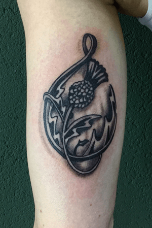 Done by Stevie Guns @iqtattoogroup @swallowink #tat #tatt #tattoo #tattoos #tattooart #tattooartist #blackandgrey #blackandgreytattoo #oldschool #celticthisle #crlticthisletattoo #celtictattoo #celtic #smalltattoo #theguns #ink #inkee #inkedup #inklife #inklovers  #art #bergenopzoom #netherlands