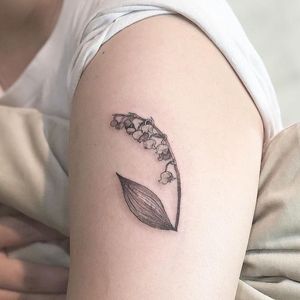 birth flower@tattooing_nature#tattooingnature #tattooistjayeon #korea #koreatattoo #flower #cat #geomatic #fineneedle #seoul #hongdae #iteawon #nature 