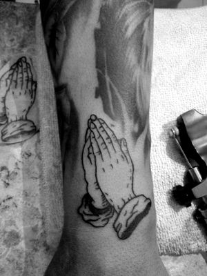 #tattoos #linework #blackandgreytattoo #hands #radiantcolors #MexicoCity #jaser #tattoo 🙏🇲🇽🖋️💯