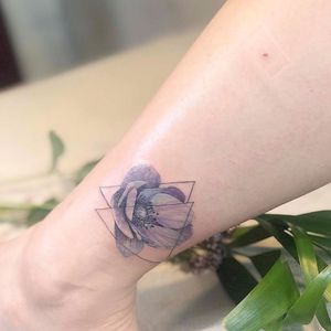 flower and lines@tattooing_nature#tattooingnature #tattooistjayeon #korea #koreatattoo #flower #cat #geomatic #fineneedle #seoul #hongdae #iteawon #nature 