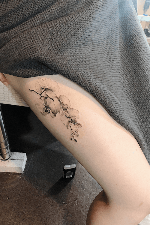  @tattooing_nature #tattooingnature #tattooistjayeon #korea #koreatattoo #flower #cat #geomatic #fineneedle #seoul #hongdae #iteawon #nature #flowertattoo 