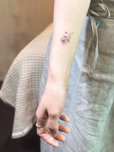 small flower and letter w @tattooing_nature #tattooingnature #tattooistjayeon #korea #koreatattoo #flower #cat #geomatic #fineneedle #seoul #hongdae #iteawon #nature #tattooingnature #tattooistjayeon #korea #koreatattoo #flower #cat #geomatic #fineneedle #seoul #hongdae #iteawon #nature 