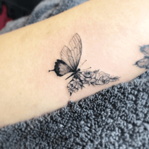 Butterfly @tattooing_nature #tattooingnature #tattooistjayeon #korea #koreatattoo #flower #cat #geomatic #fineneedle #seoul #hongdae #iteawon #nature 
