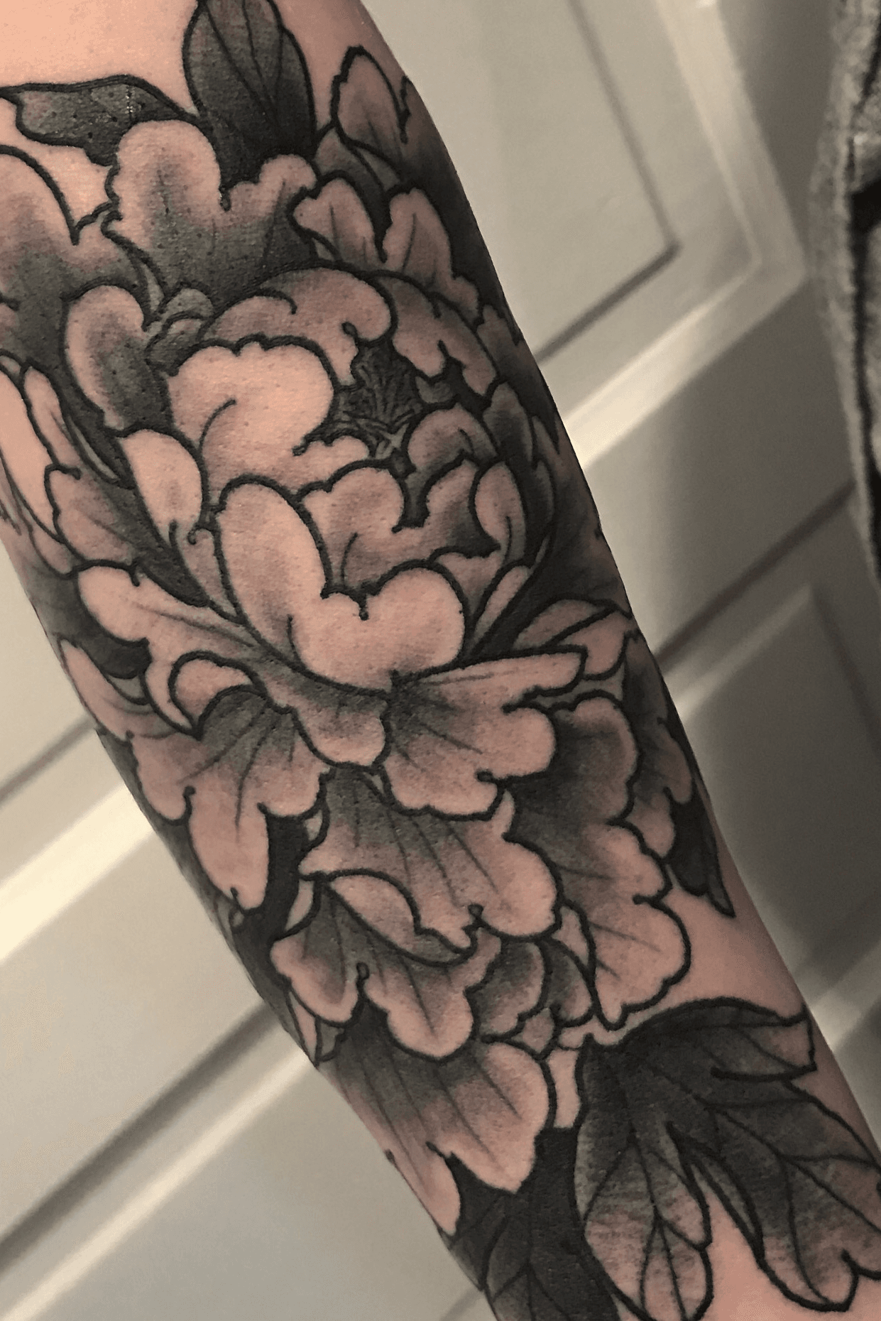 Tommy Rattle tattoos  Neotraditional peony behind the knee Shit spot  hard to get a good pic cos it wraps But Id love to do more of these  Thanks for sitting like