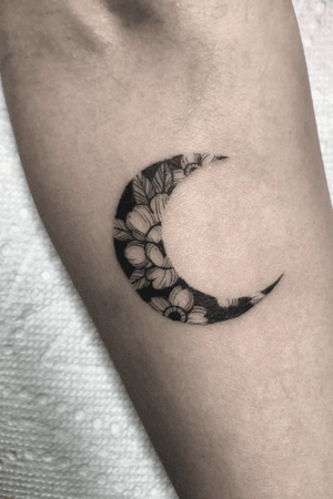 Moon floral #tattoo #tattoos #blackandgreytattoos #inkedmag#myinkaddict #lasvegas #tattooworkers #tattooartist #inked #blacktattoo #tattooart #worldofpencils #artist #floral#floraltattoo #lasvegastattoo #lasvegastattooartist #dotwork #iblackwork #artist #inked #peony #blxink #moon #moontattooa#crosshatch#blackworkerssubmission