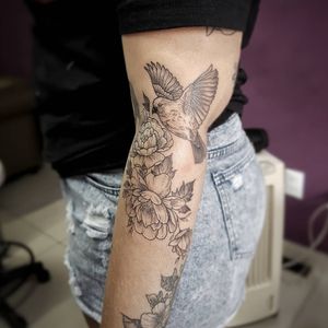 Flores da nossa amiga @fehrodrigues! 😍✍️🌹🐦Faça já seu orçamento! (62) 9 9326.8279#tattoo #ink #blackwork #tattoolife #Tatuadouro #love #inkedgirls #Tatouage #eletricink #igtattoo #fineline #draw #tattooing #love #tattoo2me #tattooart #instatattoo #tatuajes #blackink #floral #neotraditional #neotradeu #neotraditionaltattoo #birdtattoo #bird #inkedgirls #tatuagemfeminina #floraltattoo #peonytattoo 