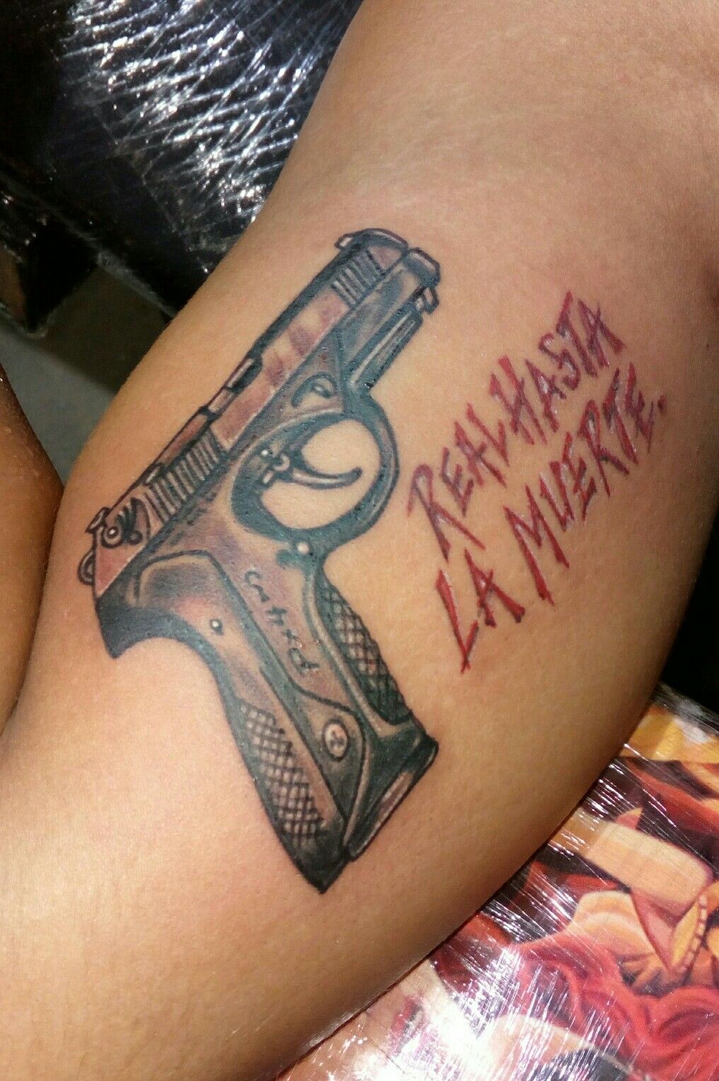 Tattoo uploaded by Alex Tattoo • Real hasta la muerte y pistola • Tattoodo