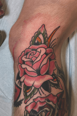 Drawn on traditional pink rose on the side of a knee! With a psychedelic twist.