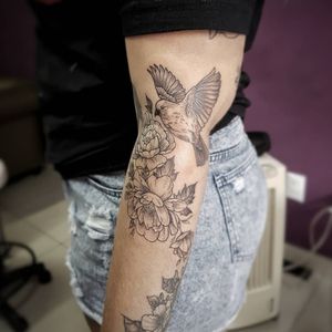 Flores da nossa amiga @fehrodrigues! 😍✍️🌹🐦Faça já seu orçamento! (62) 9 9326.8279#tattoo #ink #blackwork #tattoolife #Tatuadouro #love #inkedgirls #Tatouage #eletricink #igtattoo #fineline #draw #tattooing #love #tattoo2me #tattooart #instatattoo #tatuajes #blackink #floral #neotraditional #neotradeu #neotraditionaltattoo #birdtattoo #bird #inkedgirls #tatuagemfeminina #floraltattoo #peonytattoo 
