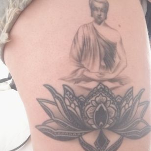 #buddhatattoo #buddha #lotus #lotustattoo #thightattoos #thighpiece #greyscale #shading #buddhist 