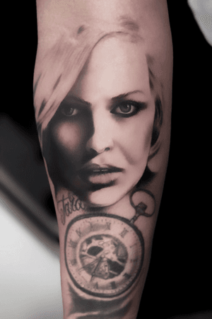 Margot Robbie in process. The clock is not by me! 😀✍🏻🔥 #realistic#realisticink#suicidesquad#tattooed#tattooedgirls#inking#margotrobbie#inked#inkedgirls#intenzeink#bulgariantattoo#artistsoninstagram#amsterdamtattoo#amsterdam#bulgaria#bulgariangirl#besttattooartist#tattoos#tattooedmodel#blackandgrey#tattooideas#tattoodesign#tattooing#tattooflash#blackandgreytattoo#skinartmag#tattoos#toptattooartist