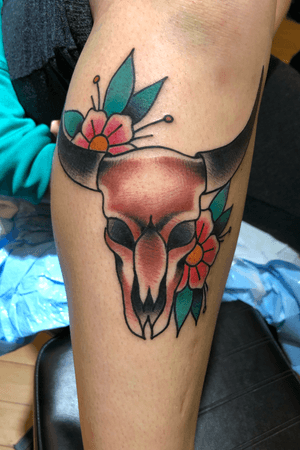 Cow skull the other day at GypsyRose Tattoo #gypsyrosetattoo #cowskull #traditionaltattoo #phoenixarizona