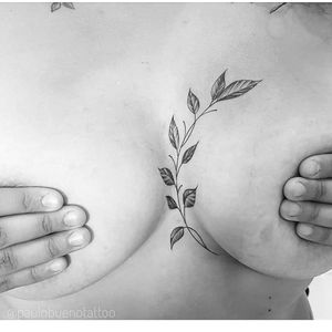Tattoo underboob #tattoo #tatuagem #underboob #ramo #roses #rosa #underboop 
