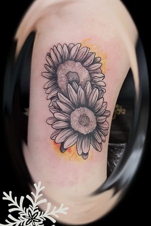 Sunflowers #sunflowers #sunflowertattoos #blackwork #watercolour #littlecolour 