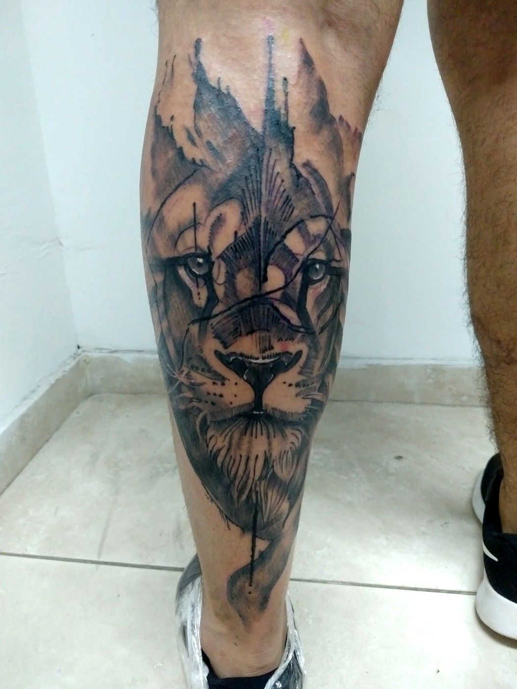 Tattoo uploaded by Renzo Marchi • Trabajo realizado en buenavida tattoo . .  . #lion #leon #tattoo #tattoolife #tattuaggio #tattooed #tats #tatuaje  #lines #lineas #geometric #rough #boceto #cordoba #argentina • Tattoodo