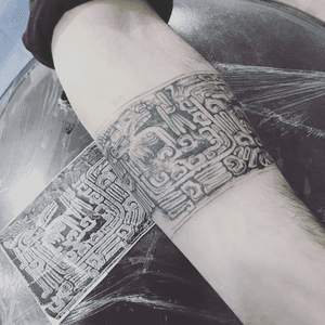 Brazalete de Quetzalcoatl😁#proceso#tatt #tattoo #art #tatuaje #myworldofink #tlaloc  #tattooworkers #tattoocollectors #graphic #inkstinctsubmission #tattooartist #prwhispanictattoo #painting #tattoolines #tattoowork   #colortattoo #detailtattoo #lineworktattoo #tattooist #thinkbeforeuink #tattooing #detailtattoo #animaltattoo #mexico #blxckink#tattoo_artwork #fkirons #radiantcolorsink