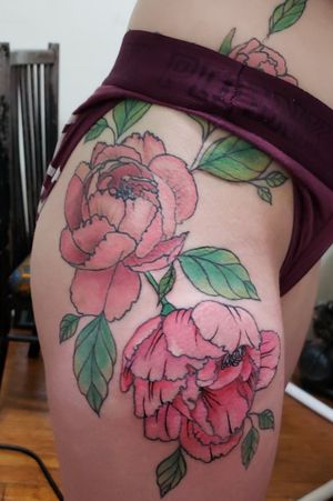 Some fresh some healed. Large hip piece done by @wolftattoos216 #flowers #cleveland #colortattoo 
