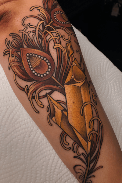 Peacock feather by Jen Tonic #peacock #crystal #neotrad #jenxtonic #jentonic #neotraditional #colortattoo 