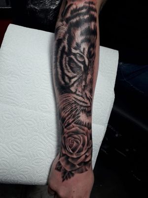#tiger #tigerhead #tigertattoo #realism #realistictattoo #sleevetattoo #bigcat #cat #realistic #rose #tattoo #tat #ink #blackandgreytattoos #tattooartist #art #skinart #skinartmag 
