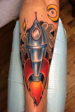 Had alot of fun with this rocket ship #traditionaltattoo #traditionaltattoo #BoldTattoos #bold #fullcolor 