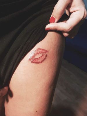 #kiss #tattooart #tattooartist #redlips 