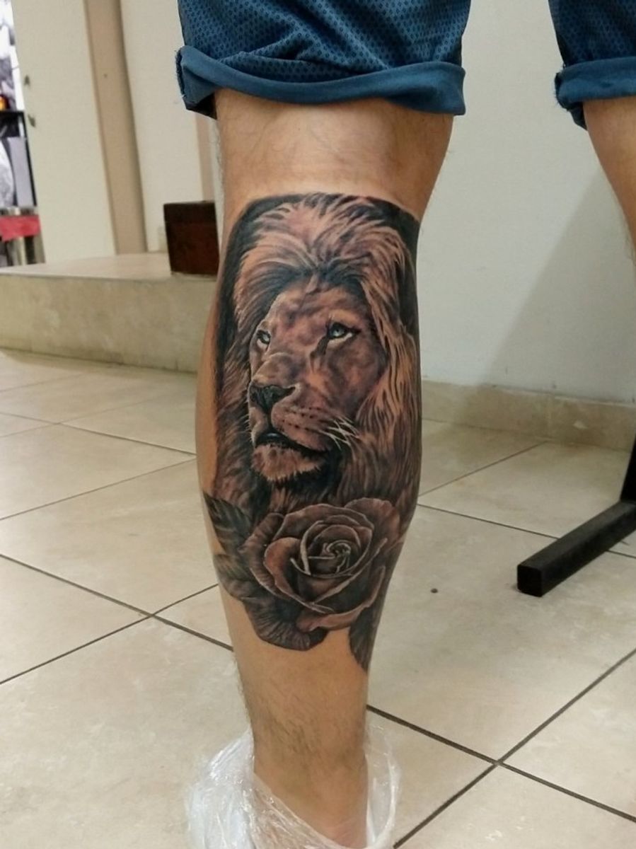 Tattoo uploaded by Renzo Marchi • Trabajo realizado en buenavida tattoo . .  . #lion #leon #blackandgrey #rose #rosa #eyes #tats #tattoolife #tattuaggio  #tatuaje #cordoba #argentina #tattoo #tattooed #king #jungle #reydelaselva  • Tattoodo