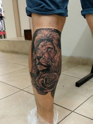 Trabajo realizado en buenavida tattoo . . . #lion #leon #blackandgrey #rose #rosa #eyes #tats #tattoolife #tattuaggio #tatuaje #cordoba #argentina #tattoo #tattooed #king #jungle #reydelaselva