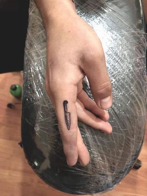 #fingertattoo #fingertattoos #tattooart #tattooartist #knifetattoo #knifetattoos #detailed #cleantattoos 