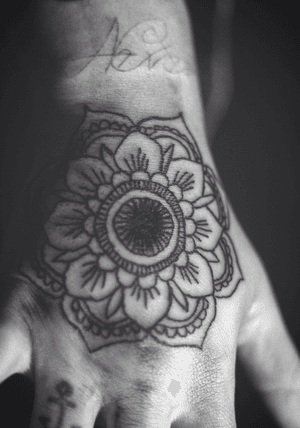 Just a little mandala on a hand 😇😂#mandala 