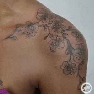 instagram.com/lariink #blackwork #blacktattoo #dotwork #boldline #pontilhismo #tatuadorasbrasileiras #tatuadorasdobrasil #tattoosp #tattooartist #femaletattooartist #tattooart #blacktattooing #blackworkers_tattoo #blackworkersbr #pointillism #lariink 