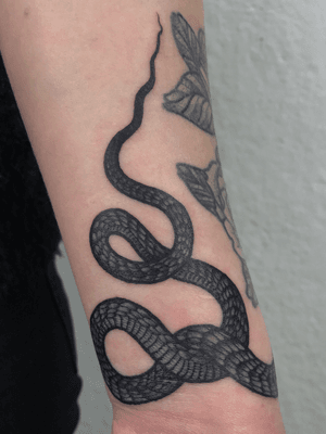 part of a freehand snake we did on Celine. #snake #snaketattoo #freehand #freehandtattoo #drawnon #drawnondesign #drawnontattoo #monsteralphabet #mxatattoo