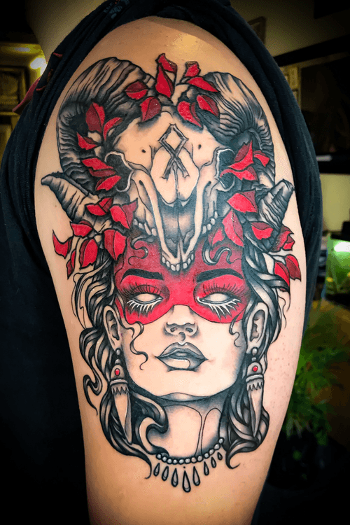 #neotraditional #ladyface first seven hour session for me and girst tattoo for scott 