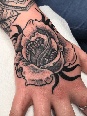 freehanded this carnivorous rose on Emily’s hand the other day. #rose #rosetattoo #drawnon #drawnondesign #freehand #freehandtattoo #carnivorousplant #monsteralphabet #mxatattoo