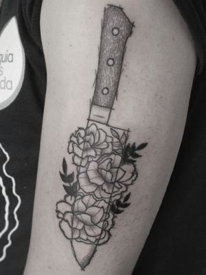 Tattoo by @blacktats_ #blackwork #blackworkers #medellin #medellintattoo #flowers #knife #knifetattoo 