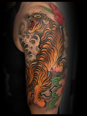 Tattoo by Matt Beckerich #MattBeckerich #Japanese #Irezumi #FountainheadNY #tiger #junglecat #cat #waves #flower #floral #nature #animal