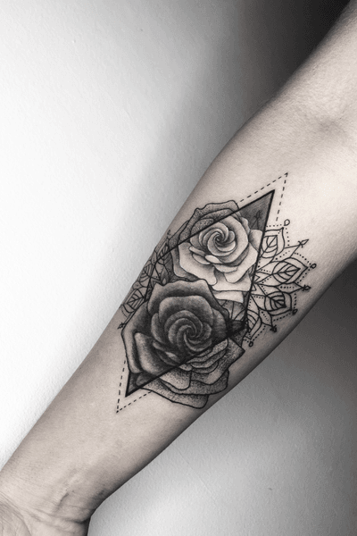 The client wanted 2 roses with geometric shapes combined with mandala
